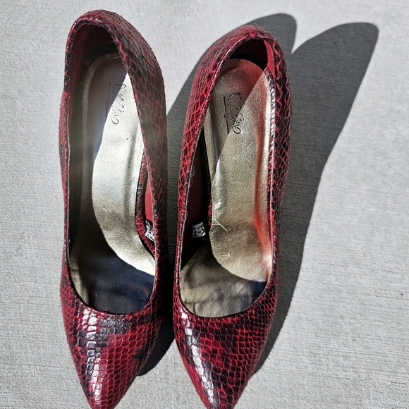 Retro red and black Snake point toe heel pumps women's size 8 Mossimo - Picture 5 of 9